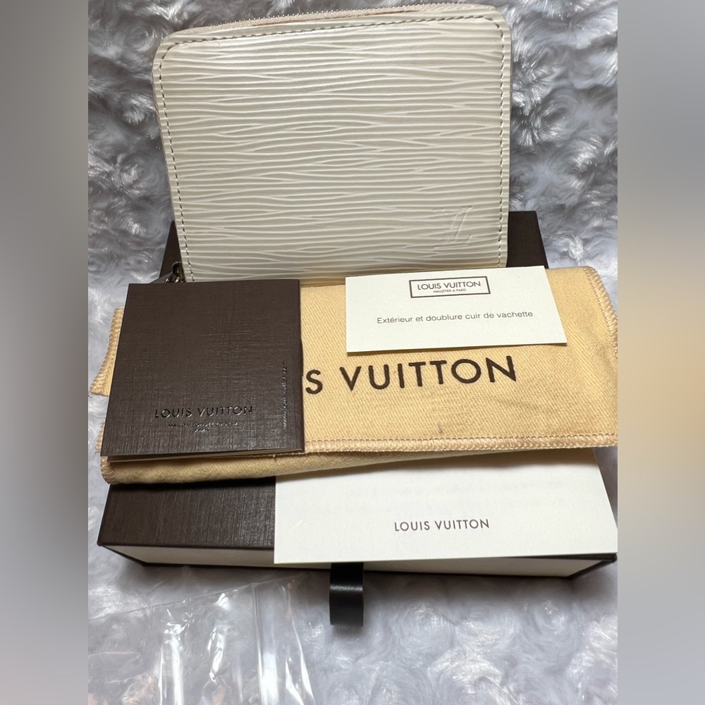 LV Epi Short Wallet